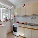 Beachfront Apartman *